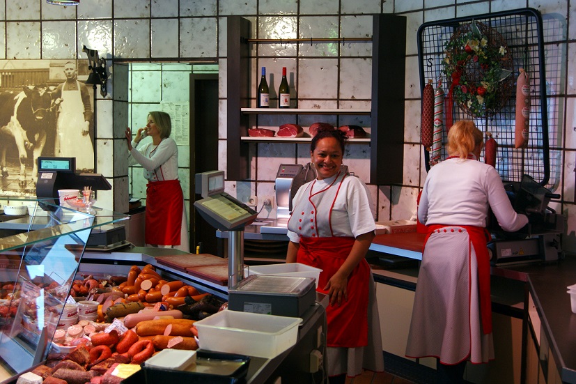 Das Team der Fleischerei Schnettler bei der Arbeit hinter der Theke